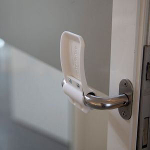 Um die Verbreitung des Coronavirus SARS-CoV-2 zu reduzieren, hat der belgische 3D-Druck-Experte Materialise jetzt einen Aufsatz für Türgriffe konstruiert, der es einfach ermöglicht, Türen mit dem Unterarm zu öffnen und zu schließen.