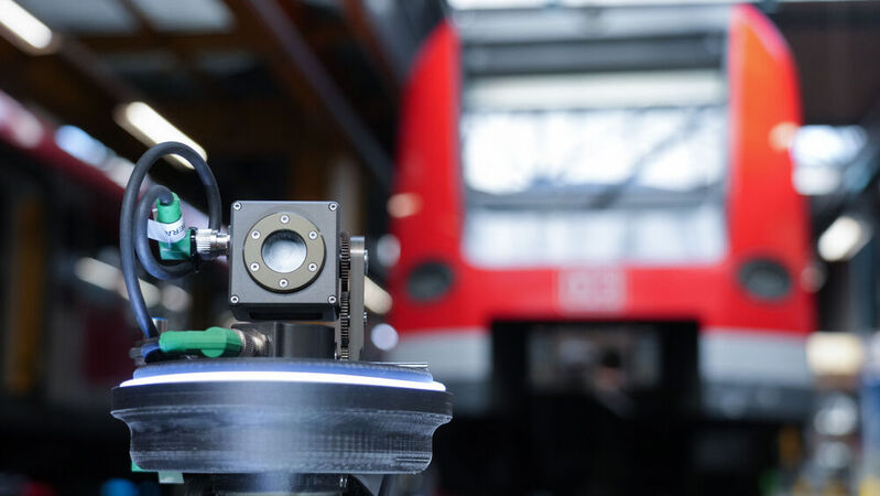KI-gestützte Unterflur-Roboter kontrollieren die Wägen im S-Bahn-Werk München-Steinhausen. 