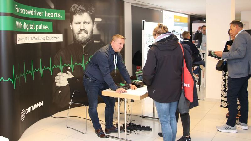 Mit den Geräten von Hella Gutmann lassen sich schnell und einfach Scheinwerfer einstellen oder FAS-Systeme kalibrieren. (Bild: Klasing)