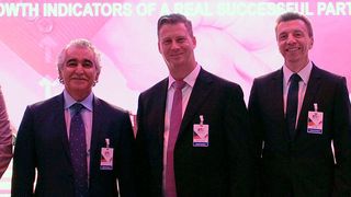 Sie haben den Deal perfekt gemacht: v.l. Antonio Roquim Neto (Managing Director NBK International), H.E. Scheich Nawaf Al Thani (Chairman der NBK-Gruppe), Marco Ehrhardt (geschäftsführender Gesellschafter der Ehrhardt + Partner Gruppe), Jörg Fröhlich (Gesellschafter der Ehrhardt + Partner Gruppe) und Marcel Wilhelms (Geschäftsführer der Ehrhardt + Partner Consulting (EPC)). (EPG)