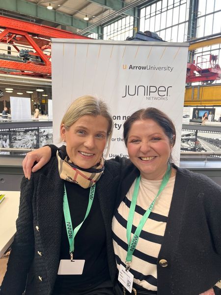 Christine Rochner-Neuwieser (l.) und Maria Hotjakov (Juniper) stehen bereit für einen spannenden Tag. (Bild: Vogel IT-Medien GmbH)