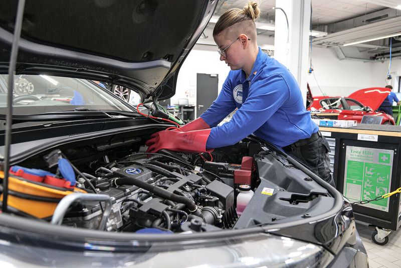Dann ging es an die Aufgaben. Chantal Eichstädt aus Brandenburg ist hier beim Freischalten eines Hochvoltfahrzeugs zu sehen. Diese Aufgabe war komplett auf Englisch zu bewältigen. (Bild: Schmidt - VCG)