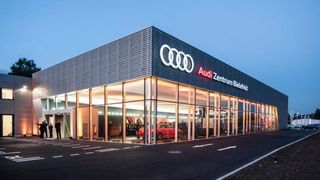 Die Arbeiten auf dem Grundstück des neuen Audi-Zentrums Bielefeld begannen vor eineinhalb Jahren. Zunächst mussten alte Gebäude einer Spedition abgegrissen werden, bevor der Terminal in Angriff genommen werden konnte. (Foto: Wellergruppe)