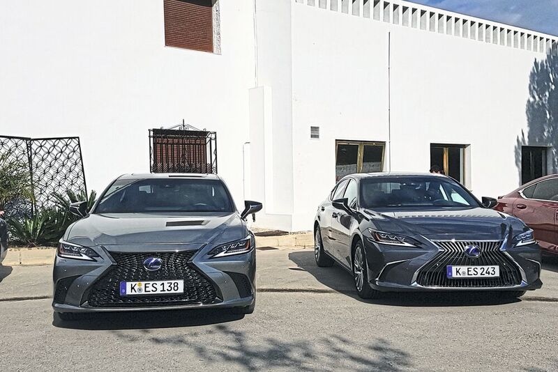 Der Lexus ES F-Sport (li.) unterscheidet sich unter anderem durch die Kühlergrillgestaltung von den anderen Aussattungen. (Mauritz/»kfz-betrieb«)