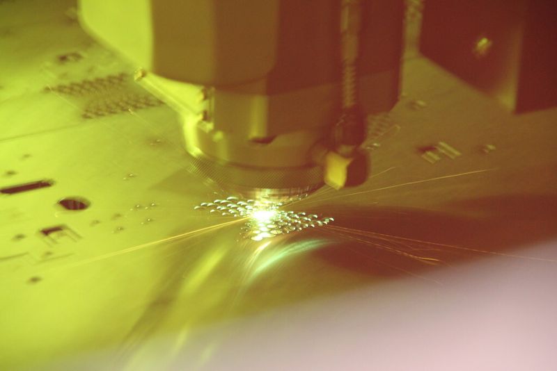 ....wenn die Funken flogen und der Laser die Konturen fast zu schnell für das Auge entstehen ließ. (Bild: Königsreuther)