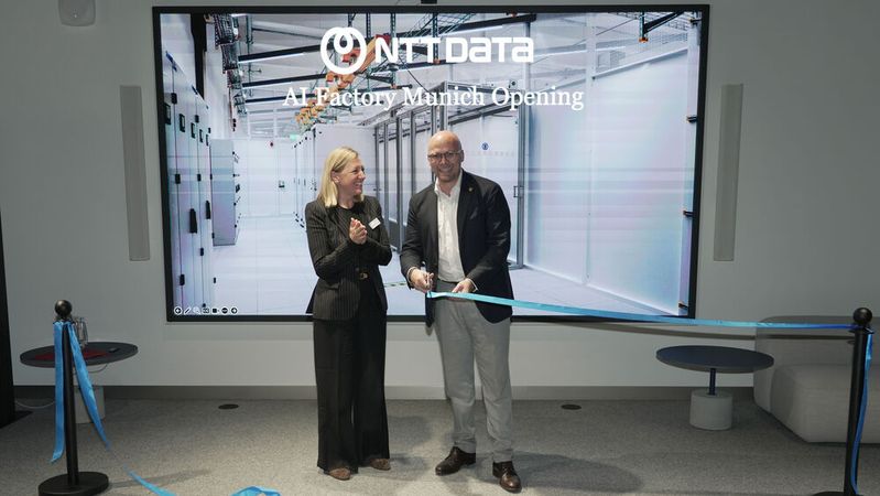Anne-Sophie Lotgering (NTT Data) und der Bayerische Staatsminister für Digitales, Fabian Mehring, bei der Eröffnung der AI Factory in München(Bild:  NTT DATA)