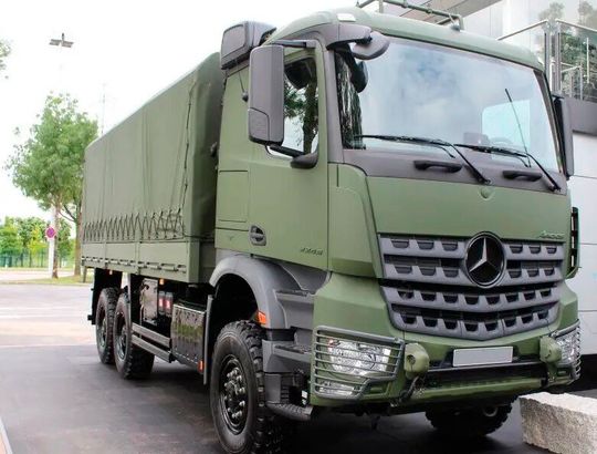 Kraftpaket in Bronzegrün! Von diesem Arocs 6×6 wird im Laufe der nächsten Monate eine nicht näher bezifferte, aber immerhin 3-stellige Anzahl, den Fuhrpark der Bundeswehr erweitern. Lesen Sie hier, was das Besondere an diesem Logistikgefährt ist ...(Bild:  Daimler Truck)