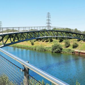 Kann sich sehen lassen: Radweg entlang der renaturierten Emscher bei Oberhausen.(Bild:  ©mitifoto - stock.adobe.com)