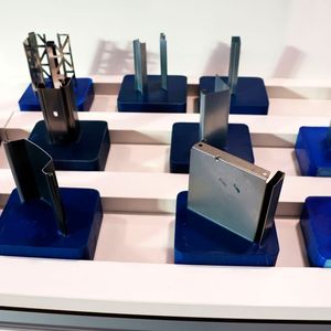 Auf Dreistern-Anlagen werden mehr als 10 000 unterschiedliche Profile in der Regel aus Metallwerkstoffen gefertigt. Die verarbeiteten Metallbänder haben in der Regel eine Stärke zwischen 0,2 und 5 mm, wobei Anwender durchaus auch stärkere Bänder profilieren. (Bild:  Maschinenmarkt/rw)