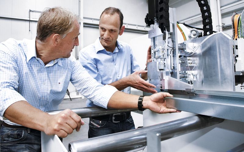 Durch eine langjährige Projektarbeit zwischen Steuerungshersteller und Anlagenfertiger können weitere Optimierungen direkt an der Maschine besprochen werden. (Bild: Beckhoff)