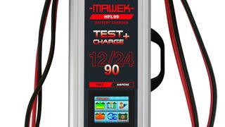 Mehr als nur ein Ladegerät: Mit dem neuen Modell HFL99 lässt sich auch die Leistung von Batterien kontrollieren. (Bild: MAWEK)