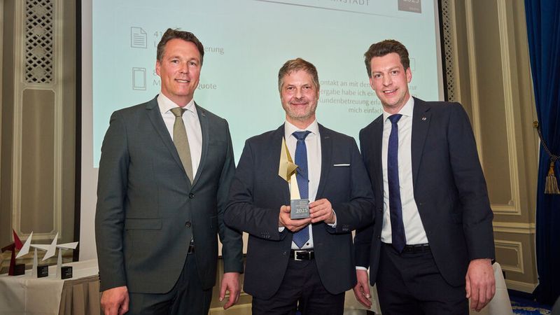 Das Autohaus Andreas Schulze sicherte sich auch den ersten Platz in der Kategorie Digitalisierung (v.li.): Bernhard Kaplan, Geschäftsführer Mazda Deutschland, Andreas Schulze, Autohaus Andreas Schulze und, Georg Schulte, Senior Manager Digital Business, Mazda  Deutschland. (Bild: Silke Steinraths Photography)