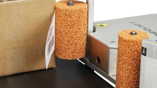 Das System 9550 verwendet die patentierte Etikettiertechnik „Direct Apply“, um seitliche Etiketten anzubringen. (Bild: Videojet)