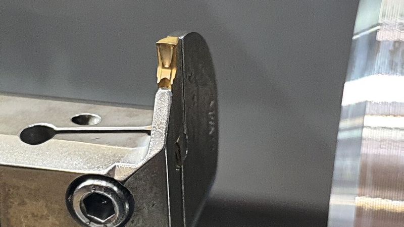 Die Multifunktionsstechplatte TDXU 3E-0.3 eignet sich für das Radial-, Axial- und Inneneinstechen. Mit ihrem weichen Schnitt ist sie für mittlere bis hohe Vorschübe geeignet und erzeugt kleine Späne. (Bild: Ingersoll)