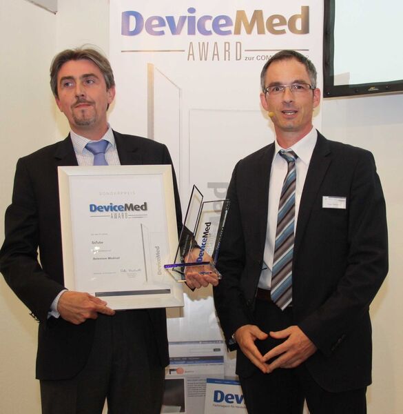 Olivier Richart, CEO der französischen Firma Selenium Medical, wird mit einem Sonderpreis für die sterile Doppelverpackung „So-Tube“ für chirurgische Implantate gewürdigt (Bild: Vogel Business Media)