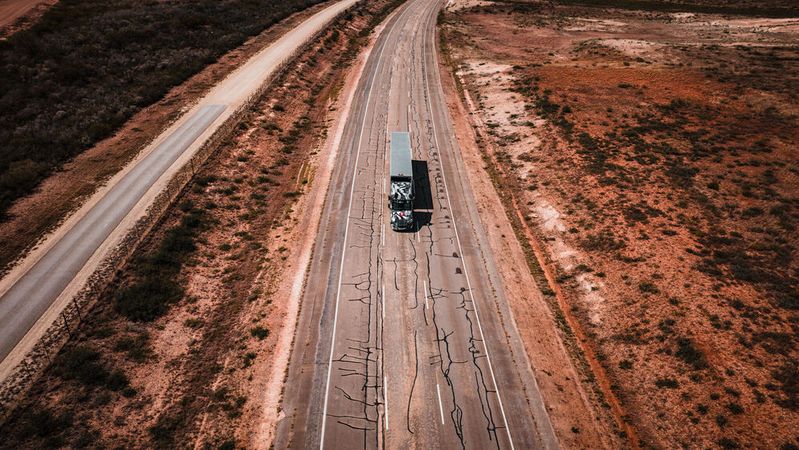 Ohne einen Sicherheitsfahrer an Bord fuhr der eCascadia komplett selbständig auf der abgesperrten Teststrecke in Texas.(Bild:  Daimler Truck)
