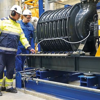 Silvio Schöniger (à gauche), directeur d'usine chez Air Liquide Allemagne, site de Wittenberg, aux côtés de Tobias Boeckh, directeur général de Continental Industrie, après la mise en service du nouveau groupe de ventilation sur le site de Wittenberg. (Image :Continental Industrie GmbH)