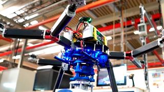 Der Drohnengreifer von Röhm ermöglicht den mannlosen Transport von Werkzeugen oder sonstigen Erzeugnissen in Produktionshallen. (Röhm)