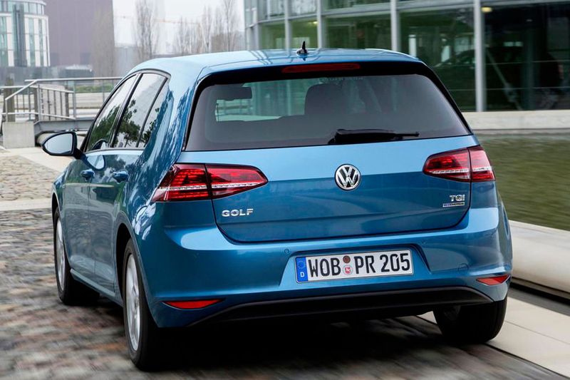 Den Golf TGI gibt es in der klassischen Ausführung. Seine technischen Werte sind: 1,4 Liter, 81 kW/110 PS – Max. Drehmoment 200 Nm – Tanks: 15 kg CNG/50 Liter Benzin – kombinierter NEFZ-Verbrauch: 3,6 kg/100 km – CO2-Emissionen (mit CNG) 98 g/km. (Bild: Vokswagen)