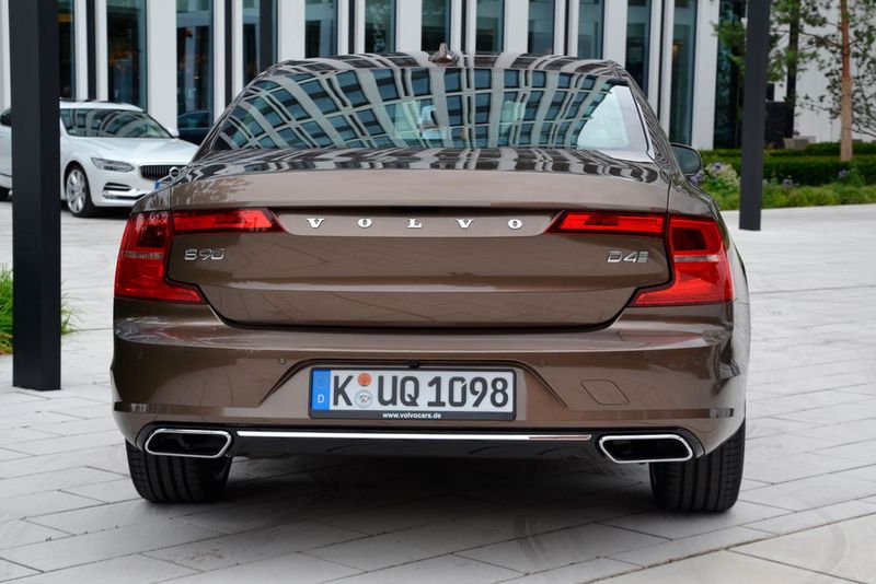Die LED-Rückleuchten nehmen das Design der Frontscheinwerfer auf und sorgen dafür, dass der S90 auch nachts ein Hingucker ist. (Mauritz)