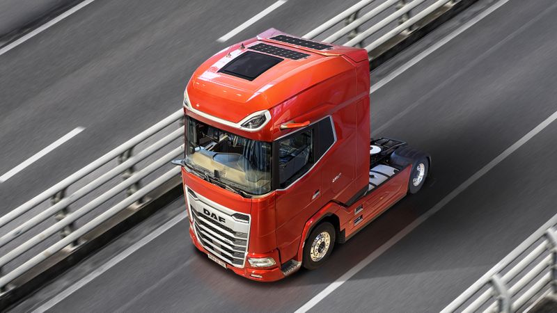 Paccar Parts bietet für DAF-Lkw flexible, nachrüstbare Solarzellen an.(Bild:  DAF)