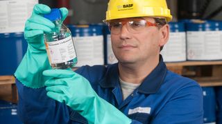 Produktionsmitarbeiter Thorsten Karl von BASF überprüft eine mit BDO gefüllte Chemikalienflasche. (Bild: BASF)