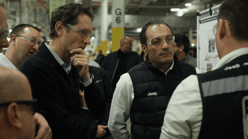 Stellantis-CEO Antonio Filosa (rechts) will die Fahrzeugplattformen des Konzerns stark vereinheitlichen. Links neben ihm steht John Elkann, Vorsitzender des Aufsichtsrats.(Bild:  Stellantis)
