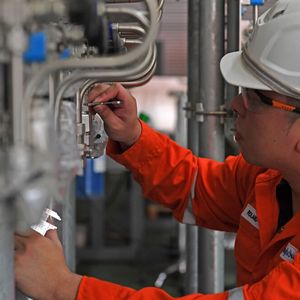 Zu den Best Practices für die korrekte Installation gehört auch der Einsatz einer Prüflehre, um zu prüfen, dass Verschraubungen fest genug angezogen wurden.(Bild:  Swagelok)