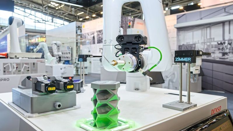 High-Speed-Automation: Der Scara-Roboter HSR-055 von Denso Robotics demonstriert in Hannover eine hochdynamische Pick-and-Place-Anwendung für extrem kurze Zykluszeiten.(Bild:  Denso Robotics)