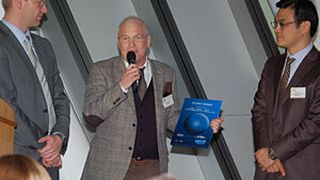 Bei der Übergabe der „Blue-Competence“-Urkunde (v.l.): VDMA-Geschäftsführer Sascha Schmel, Clarks Europa-Geschäftsführer Egon Strehl sowie Managing Director Seung Soo Baik. (Bild: Maienschein)