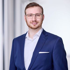Luis Peters arbeitet als Themenmanager Batterie für das Projekt „TraWeBa“, Transformations-Hub Wertschöpfungskette Batterie,  bei der Niedersachsen.next.(Bild:  Traweba)