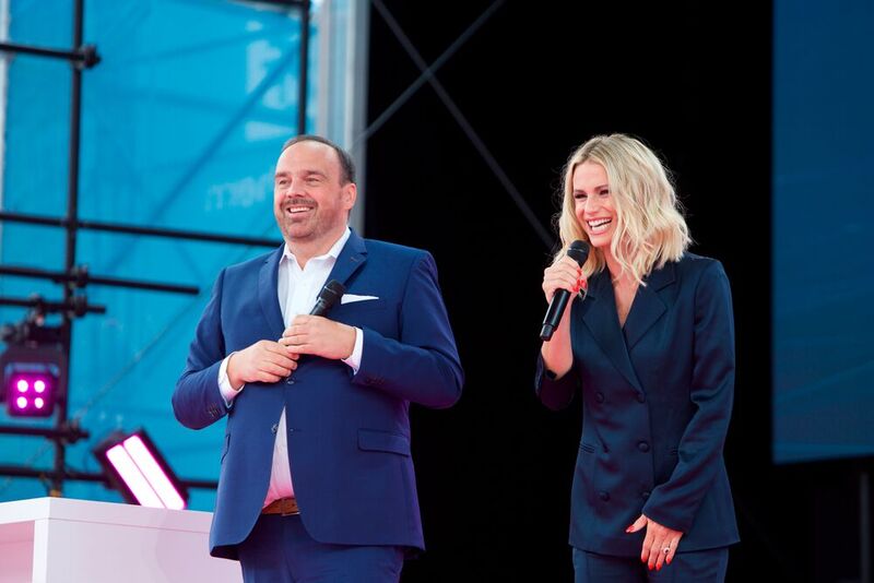 Hagen Rickmann, Geschäftsführer Geschäftskunden, und Michelle Hunziker, Moderatorin und Entertainerin, eröffneten die Digital X (© Deutsche Telekom)