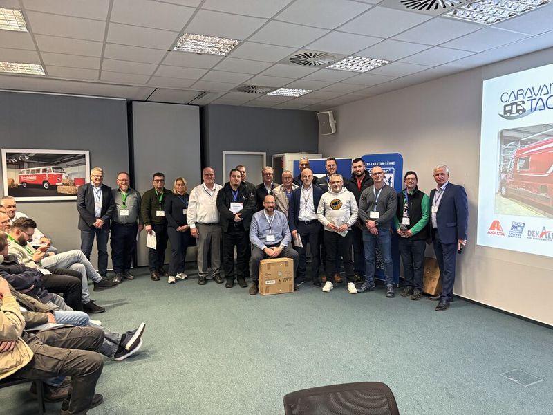 Den Abschluss bot eine Preisverleihung im Rahmen eines Gewinnspiels. Es galt, den Reparaturaufwand eines Fahrzeugs genau zu schätzen. Die Sieger erhielten diverse Preise der Partnerunternehmen des Caravan-Tags.  (Bild: Otto)