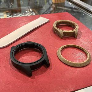 Les nouveaux matériaux créés à base de déchets de matières naturelles permettent entre autres de fabriquer des pièces horlogères diverses.(Source :  Marina Hofstetter)