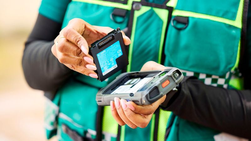 Austauschbare Akkus sorgen dafür, dass mobile Endgeräte im Rettungseinsatz auch bei langen oder kritischen Einsätzen zuverlässig einsatzbereit bleiben.(Bild:  Zebra Technologies)