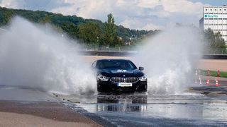 Aquaplaning ist der Schrecken jedes Autofahrers – doch moderne Reifen wie der Bridgestone Turanza 6 können diese Gefahr beherrschbarer machen. (Bild: Rosenow – »kfz-betrieb«)