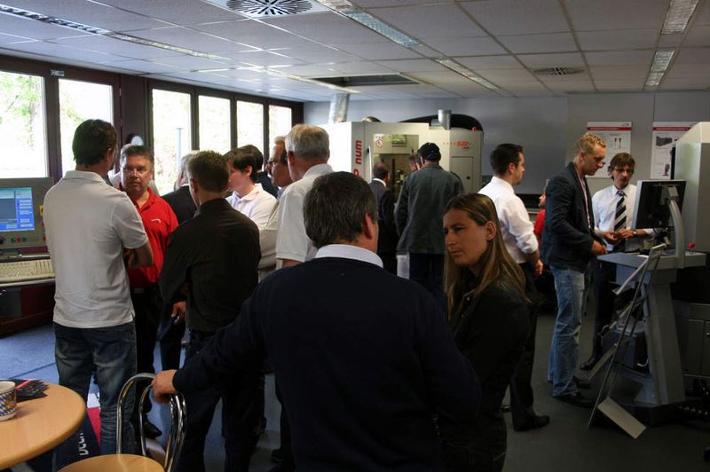 Vor allem die Produktvorführungen machen die Bayerischen Schleifertage für die Besucher interessant. Bilder: Michael Deckel (Archiv: Vogel Business Media)