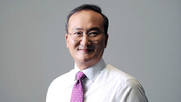 Seok-Hee Lee, ehemals CEO von SK Hynix, nun Executive Vice President für Intels Advanced-Packaging-Sparte. Für den koreanischen Industrieveteranen ist es zudem eine Rückkehr zum amerikanischen Chiphersteller.(Bild:  Intel)