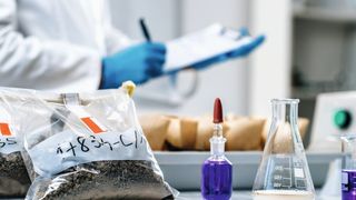 Abb. 1: Ob Schadstoffkonzentrationen oder Nährstoffgehalte – die Untersuchung von Bodenproben und Abfällen ist ein wichtiges Feld innerhalb der Umweltanalytik. (© microgen@gmail.com - stock.adobe.com)