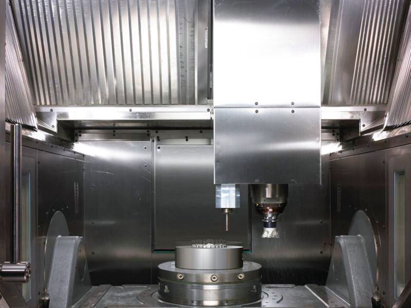 Bild 1: Arbeitsraum des Fünf-Achs-Bearbeitungszentrums mit integrierter MPA-Technik bei der Herstellung eines Werkzeugeinsatzes. (Bild: Hermle)