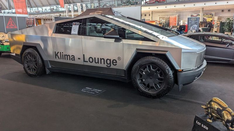 Und weshalb man bei einer Oldtimermesse dieses Vehikel eines so sympathischen Unternehmers aus den USA hinstellen muss, bleibt das Geheimnis dieses Ausstellers. (Bild: Dominsky – VCG)