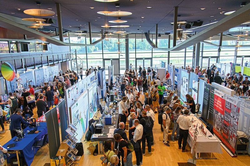 Und so sah es in der Ausstellungshalle aus: eine große Fläche, vollgepackt mit 170 Firmen und Handelsvertretern aus der Labor- und Analysentechnik.    Mehr Infos zu den kommenden LAB-SUPPLY-Messen finden Sie auf www.lab-supply.info (Bild: Stefan Stark)
