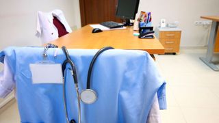 Den Aufwand für digitale Prozesse wie eRezept und eAU wird besonders durch Arztpraxen getragen (© aydinmutlu – Getty Images via Canva.com)