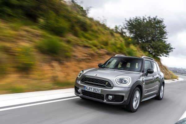Der MINI Cooper S E Countryman ALL4 ist der erste Mini, bei dem ein Plug-in-Hybrid-Antrieb die Möglichkeit zu rein elektrischer und damit lokal emissionsfreier Mobilität eröffnet. (Mini)
