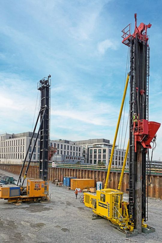 Die Franki-Rammen im Einsatz: Mit enormem Gewicht fällt der Freifallbär in das Vortreibrohr, um Beton und Kies zum stabilen Fuß des Gründungspfahls zu verdichten. Der Siko-Drehgeber WV58MR überwacht u. a. die Positionen der Seilwinden.(Bild:  Stump-Franki Spezialtiefbau GmbH)