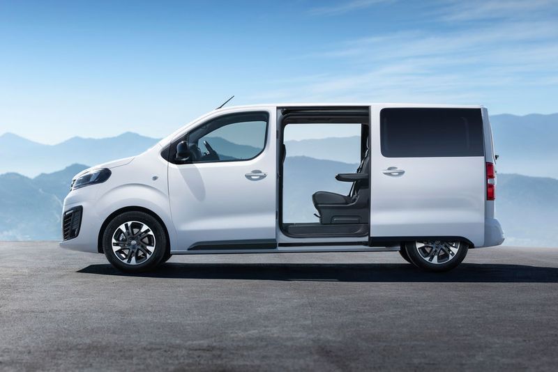 Die E-Schiebetüren lassen sich auf Wunsch per Sensor öffnen und eine separat zu öffnende Heckscheibe verleiht dem Praktiker mehr Variabilität. (Opel)