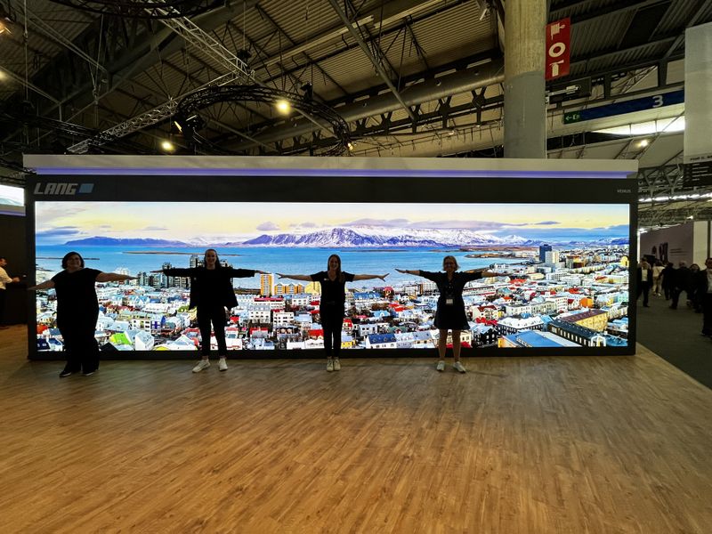 Zu kurz für den LANG Monitor sind auch die Armlängen von Anne Linder, Lina Lang, Svenja FIscher (LANG) und Stephanie Steen (IT-BUSINESS). (IT-BUSINESS)