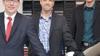 Geschäftsführer Ralf Brandenburg (li.) mit Matthias Koch und Stefan Dörle vom Softwarespezialisten Auto-CRM. (Foto: Mauritz)