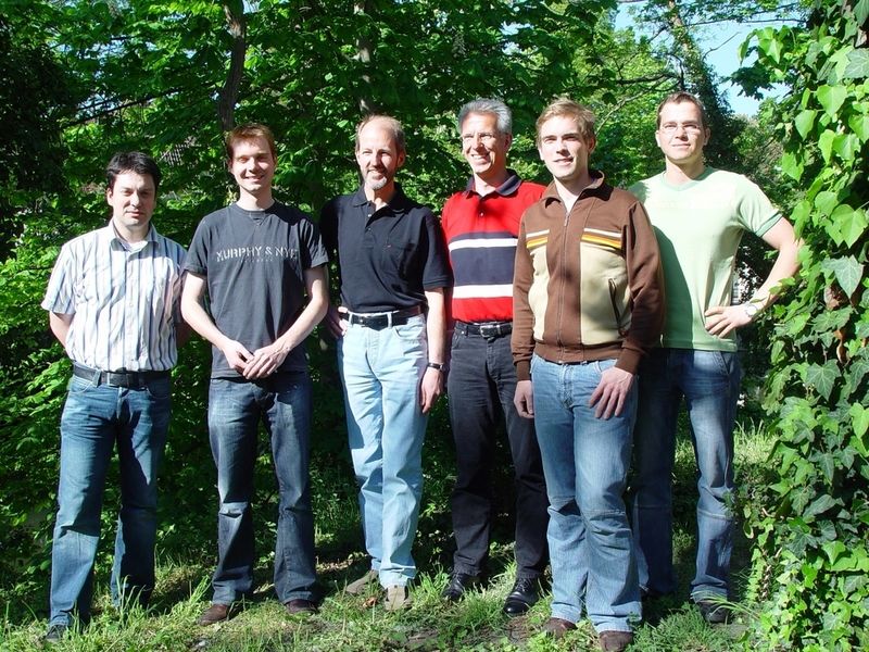 Die an den Arbeiten beteiligten Mitarbeiter des Instituts für Hochfrequenztechnik der TU Braunschweig (v-l.n.r.): Dr. Thomas Riedl, Dipl.-Ing. Jens Meyer, Prof. Wolfgang Kowalsky, Dr. Hans-Hermann Johannes, Dipl.-Ing. Michael Kröger, Dipl.-Ing. Patrick Görrn (Archiv: Vogel Business Media)