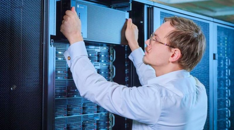 Der photonische Prozessor von Q.ANT führt mathematische Operationen direkt mit Licht aus – und verspricht mehr Effizienz für Cloud- und KI-Rechenzentren.(Bild:  Q.ANT GmbH)